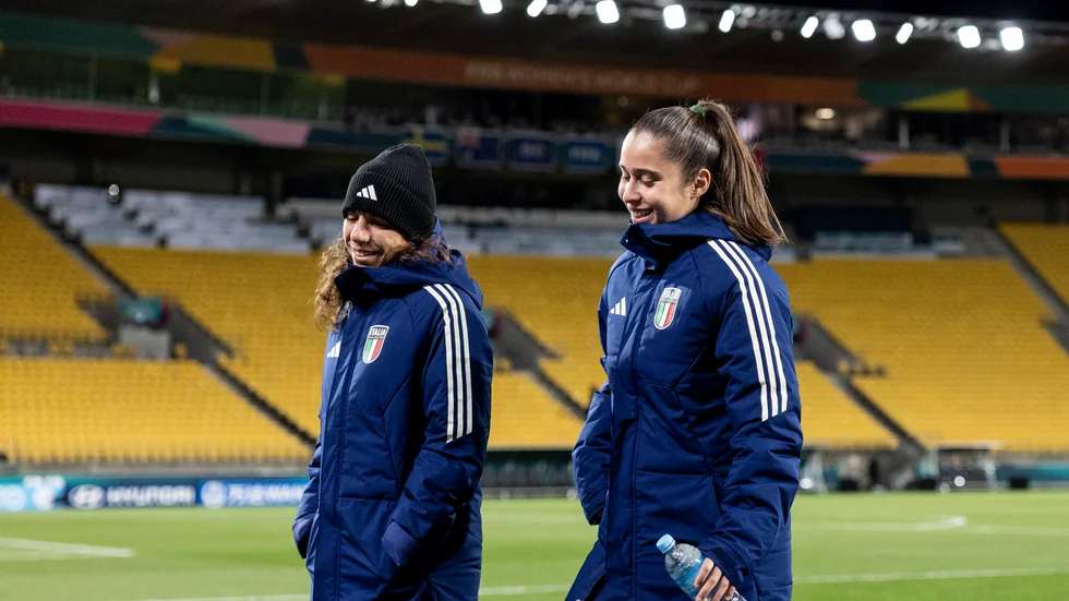 Giulia Dragoni, till höger, blev Italiens yngsta landslagsspelare i historien när hon startade i VM-premiären mot Argentina. På lördagen ställs hennes Italien mot Sverige i Wellington.