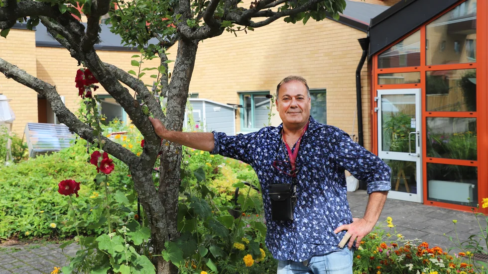 Bahram ägnar sig åt alla möjliga saker på Hantverkshuset. En av hans inofficiella titlar är "trädgårdsmästare".