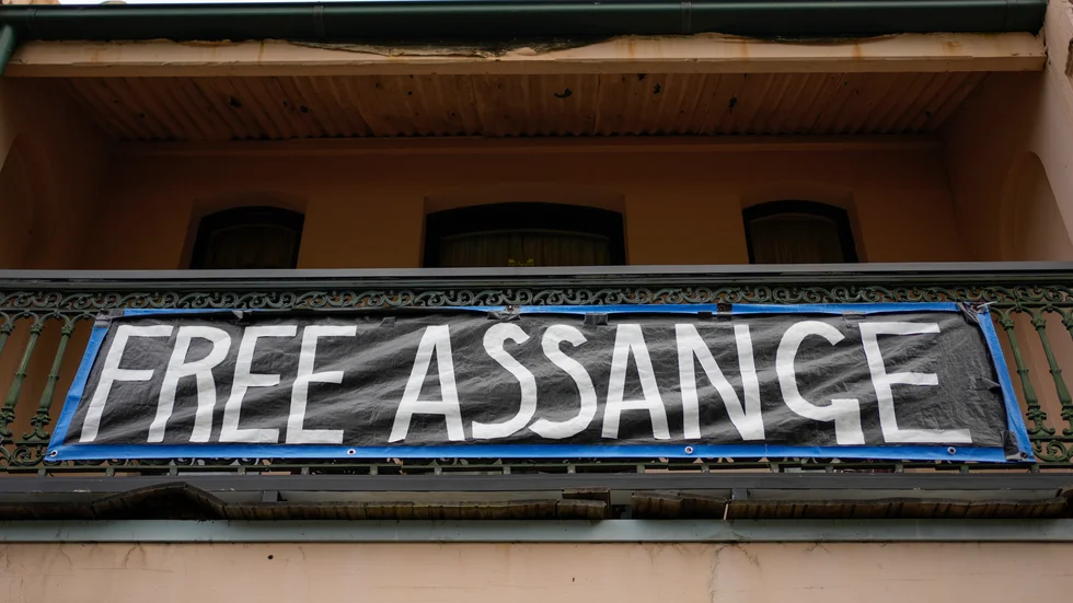 En uppmaning om att Wikielaksgrundaren Julian Assange ska friges uppsatt på en balkong i Sydney i Australien. Arkivbild.