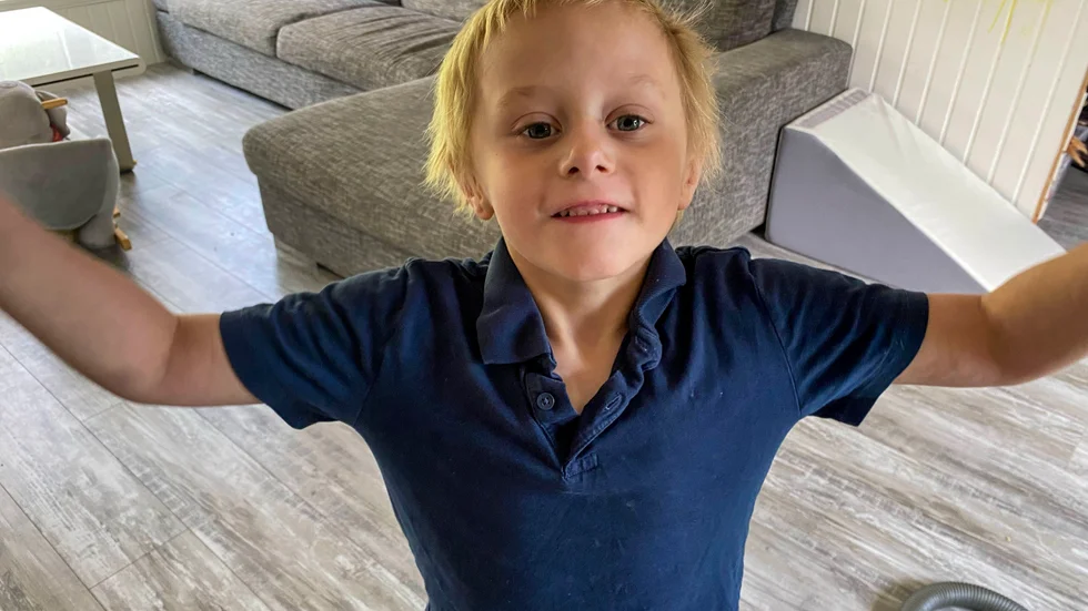 Liam har svår autism, adhd och intellektuell funktionsnedsättning och är i stort behov av rutiner. När det blir sommarlov bryts rutinerna, vilket Liam inte mår bra av.
