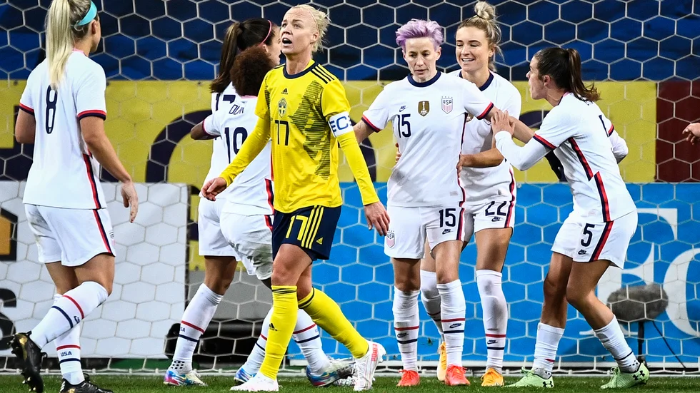 Sveriges Caroline Seger och USA:s Megan Rapinoe (nr 15), under en landskamp på Friends arena 2021. På söndagen gör en av de två ikonerna sin sista VM-match. Arkivbild.