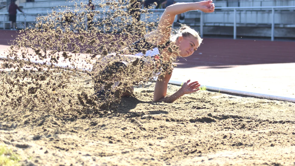 Cornelia Nilsson visade fin form när hon genrepade inför junior-SM kommande helg. Stark hoppning i både längd och tresteg.