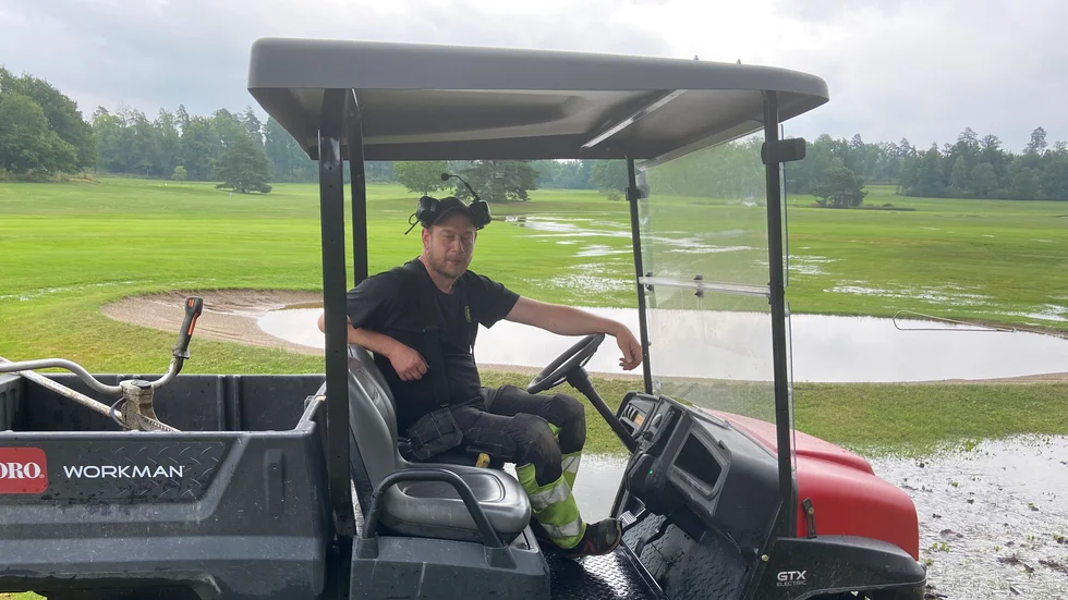 Tommy Eklund har upplevt en blöt sommar på Strängnäs golfklubb. Banchefen tvingades i måndags fatta beslut om en ny avstängning.