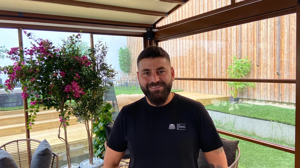 Mousa Eliya driver Grekiska. Nu växer restaurangen och får mer än dubbelt så många sittplatser.