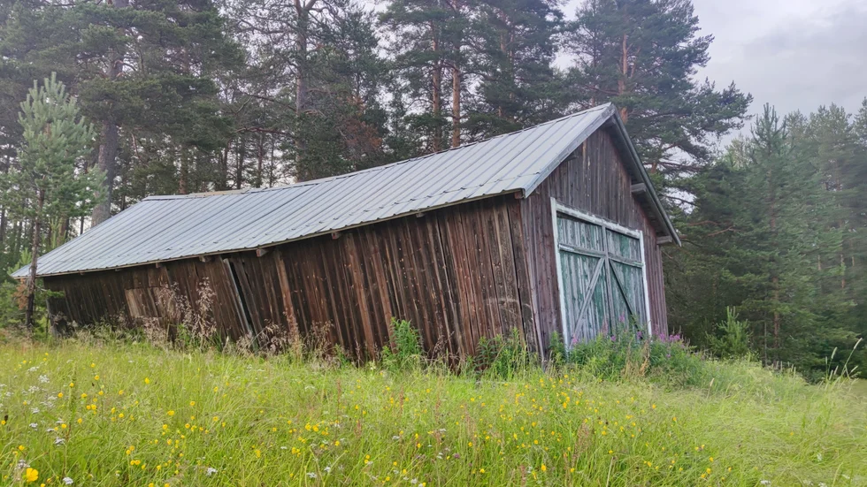 Den provisoriska ladugården som Långselsborna byggde för att kunna inhysa kor som de finska flyktingarna hade med sig finns kvar än i dag. 