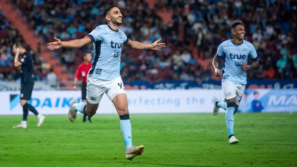 Nyköpingskillen Mahmoud Eid jublar efter 2-0-målet för sitt  True Bangkok United i Supercupfinalen.