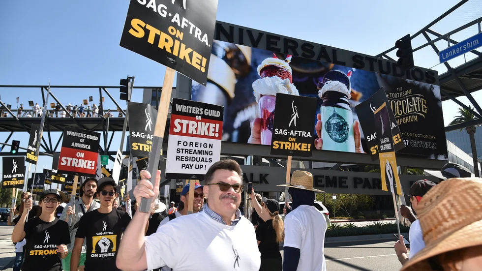 Strejken i Hollywood har ingen lösning i sikte. På bilden strejkande medlemmar i manusförfattarnas fackförbund.