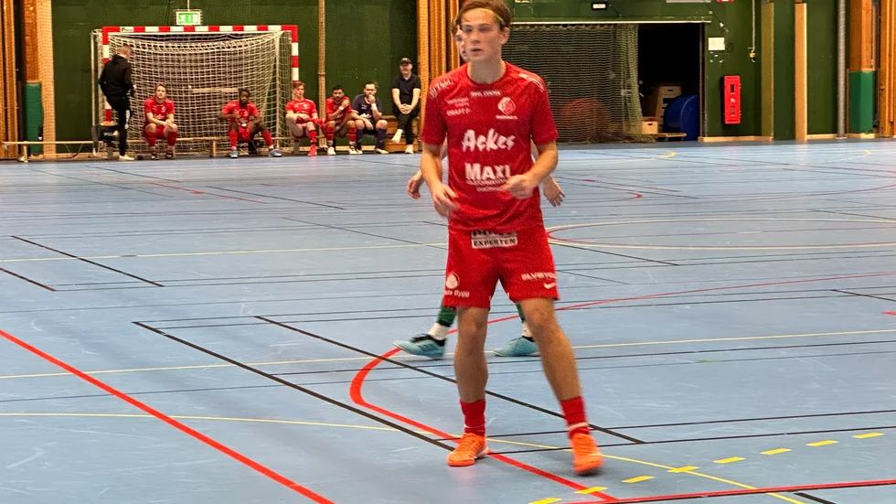 Alvin Johansson från ESK var provspelare EIS, precis som Liam Lundqvist. Efter rätt dramatiska slutminuter förvandlades 1-1 till 2-2, den marginal EIS behövde för att bli gruppsegrare.