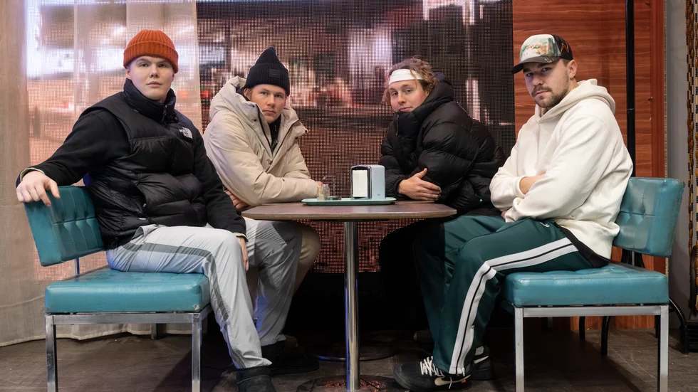 Musikgruppen Bolaget från Falun på sin scen i ett omgjort lastbilsflak. Från vänster: Adam Bergestål, William Ahlborg, Oliver Norquist, Gustav Jörgensen.