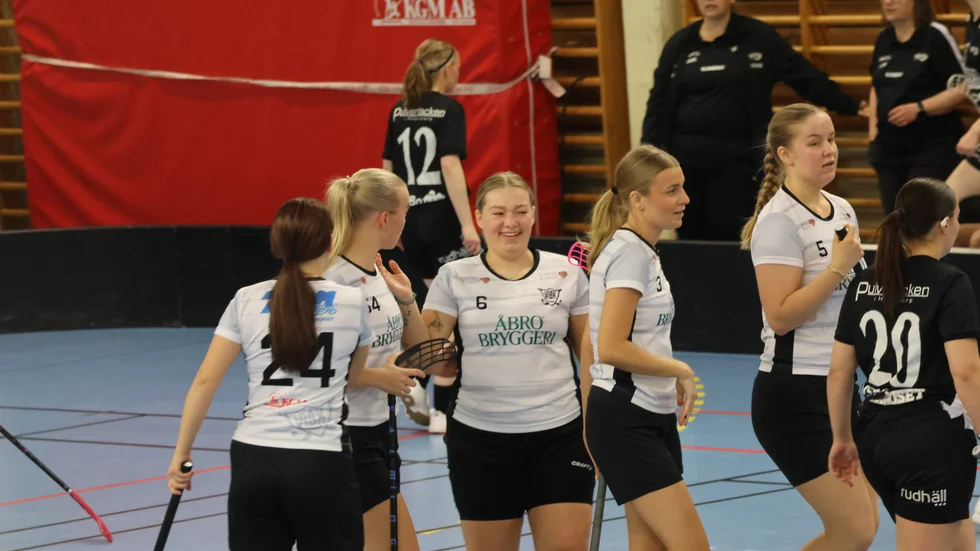 Glädje. Vimmerby IBK hade målkalas mot Skillingaryd och vann med stora siffror. 