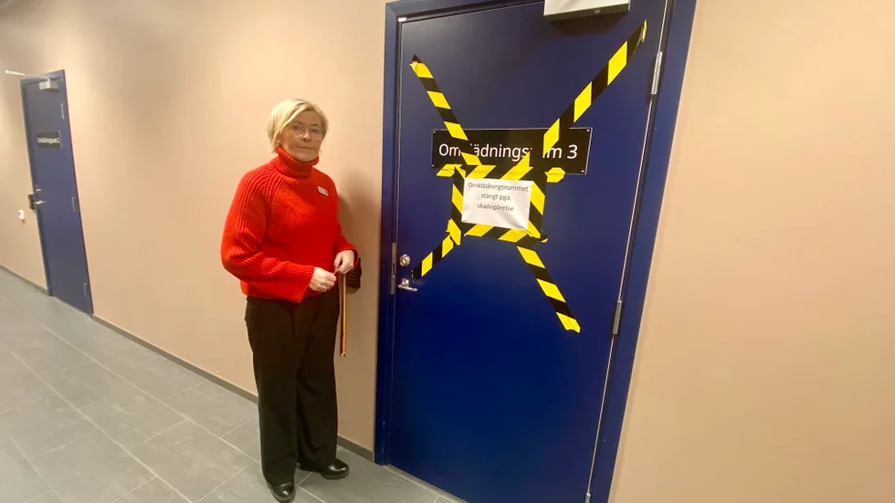 Rektor Lena Bergström Häggberg framför det vandaliserade omklädningsrummet i nya sporthallen Multum intill Tomtaklintskolan i Trosa.