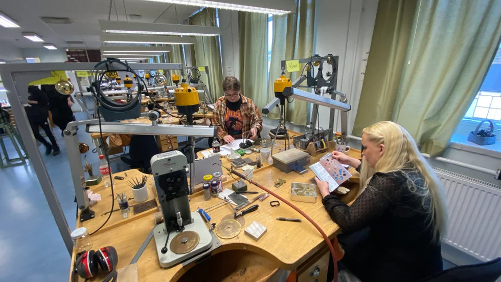24 elever går just nu på hantverksprogrammet guldsmed i Mjölby. Eleverna tycker att kommunen borde marknadsföra utbildningen i stället för att utreda nedläggning.