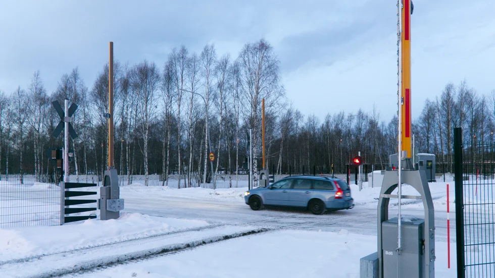Den olycksdrabbade järnvägsövergången efter Kolugnsvägen ska nu vara säkrare med bommar för både bil- och cykeltrafiken.