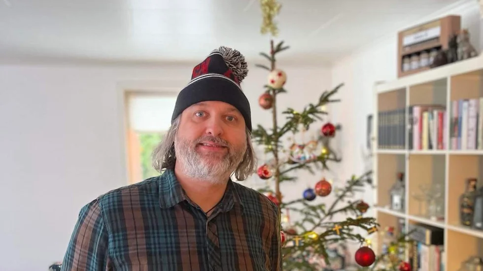 Johan Lindell fick en annorlunda julafton med ena sonen i Österrike. Det blev ost-fondue i stället för traditionell julmat. Han var också tomte hos ett par kompisar.