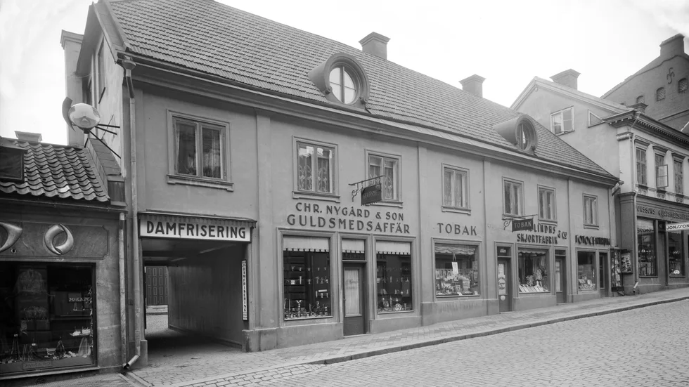 Gathuset på Storgatan 40 hade alltsedan 1850-talet flera butikslokaler i bottenvåningen. Fastighetsägaren familjen Nygård drev sedan 1902 sin verksamhet i huset. Fotografen K J Stenhardt öppnade 1935 sin butik i huset. Foto från sent 1930-tal.