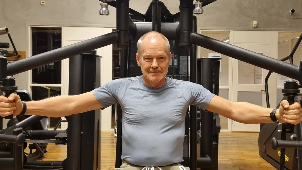 Sjuksköterskan Jonny Larsson skaffade gymkort när friskvårdsbidraget höjdes. Nu sänks det igen och det blir betydligt dyrare för honom att gå på gym. ”Det är jättedåligt.”