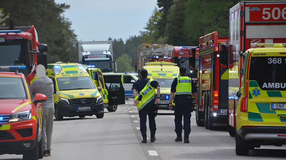 Maj. Samtliga tre personer som färdades i en personbil omkom vid en trafikolycka på riksväg 23 mellan Storebro och Hultsfred. Bilen körde av vägen och kolliderade med ett träd. Ett omfattande räddningspådrag kallades till platsen. De omkomna var alla tre kvinnor i 75-årsåldern och hemmahörande i Vimmerby kommun.