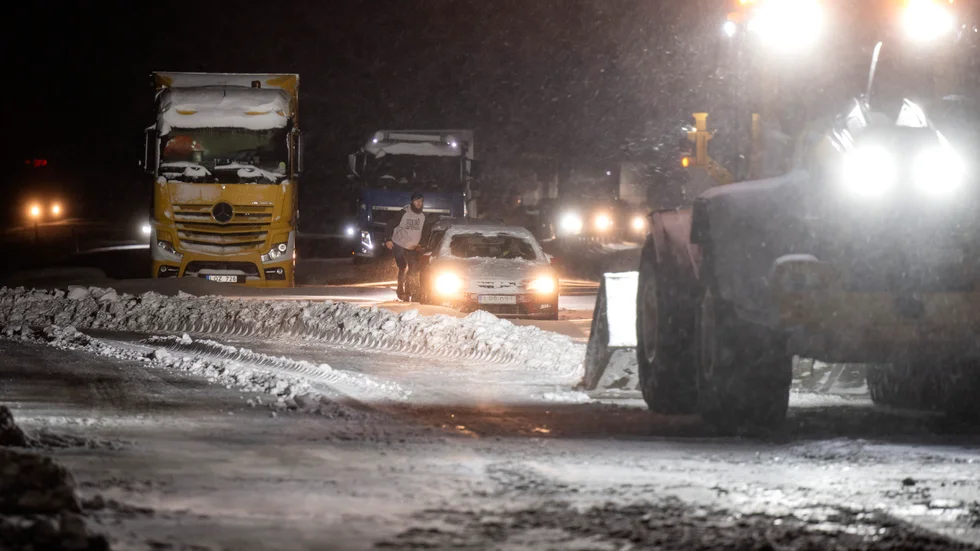 Hjullastare och bärgare på plats för att få loss bilar och lastbilar som sitter fast vid Ekerödsrasten på E22.