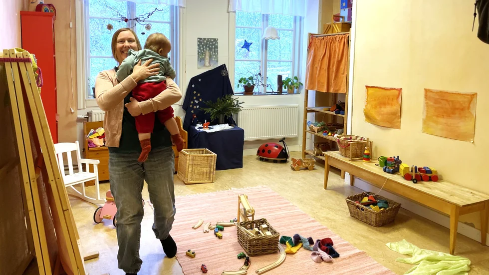 Camilla Forsberg arbetar på Näktergalens Waldorfförskola, här tillsammans med Alina Chapovalova, ett år, som går på småbarnsavdelningen.