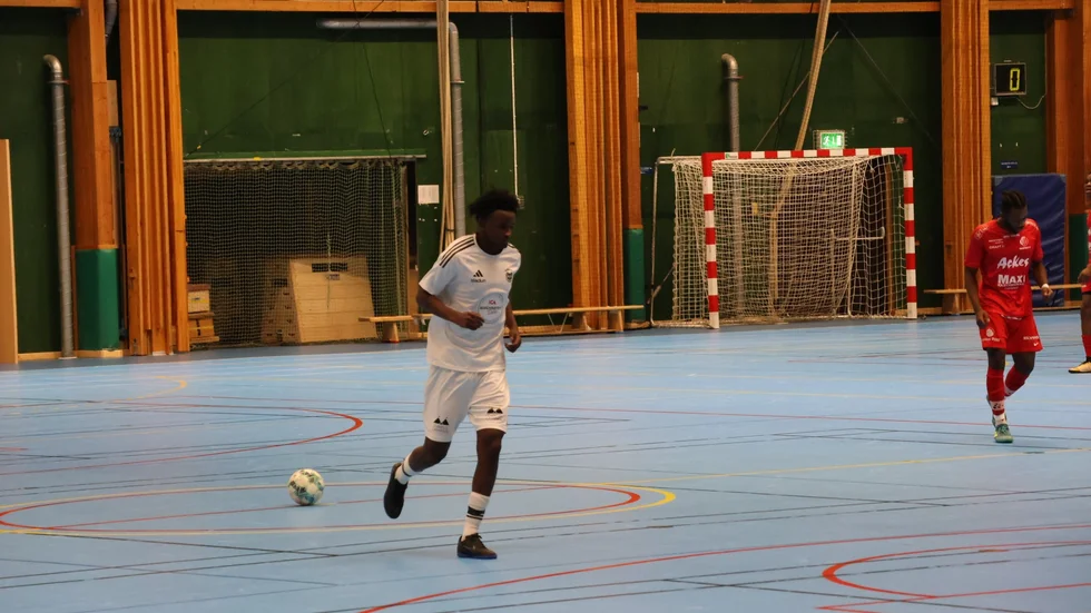 Osman Warsame stod för en riktig delikatess när han satte den i krysset för Fanna.
