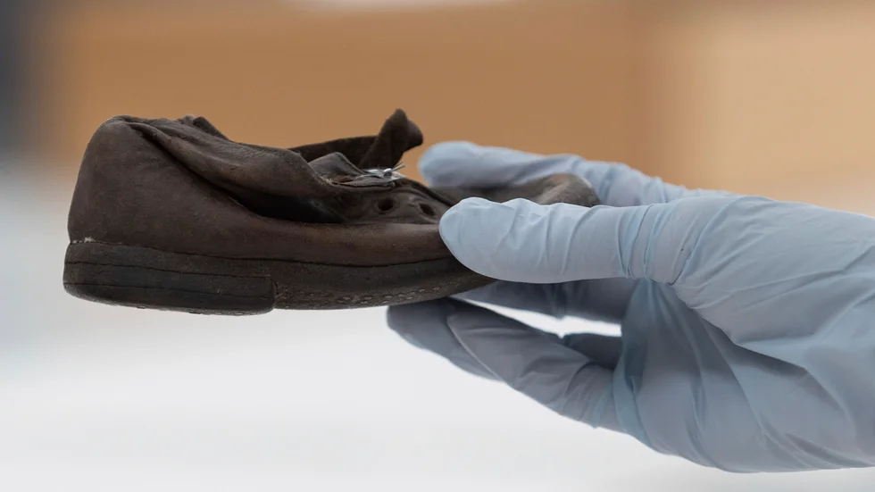 En sko som tillhörde ett av alla de barn som blev offer för nazismens dödsläger Auschwitz-Birkenau. 