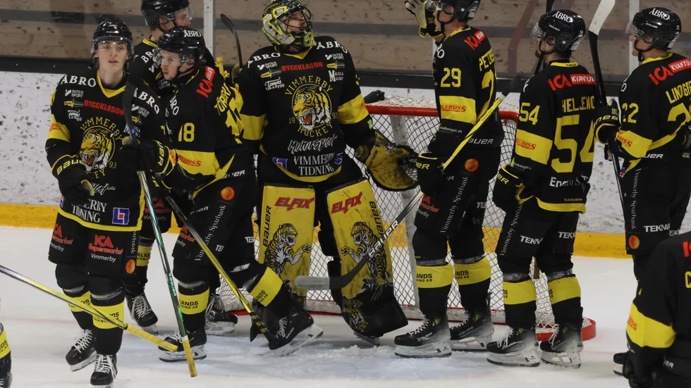 Vimmerby Hockey klappar om målvakten Scott Hector som höll nollan och såg till att laget besegrade Visby Roma med 1-0.