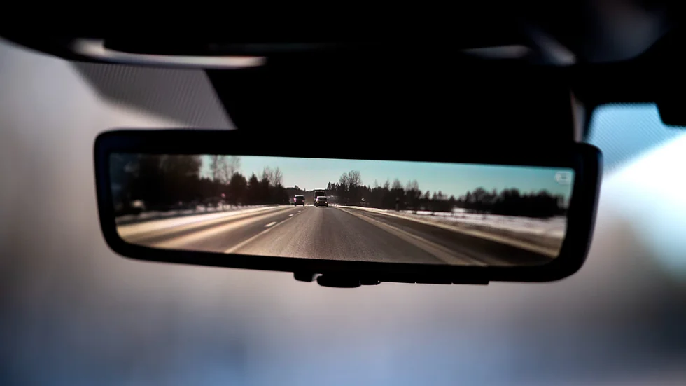 Att sitta ensam i en bil som körs av en okänd person är långt ifrån ensäker situation. Ett nog så gott skäl att välja bort svarttaxin.