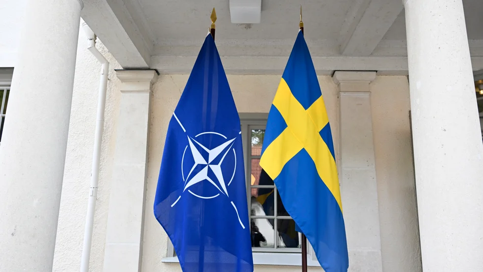 Natos och Sveriges flaggor invid varandra. Bilden är från när dåvarande statsministern Magdalena Andersson (S) tog emot Natos generalsekreterare Jens Stoltenberg på Harpsund sommaren 2022.