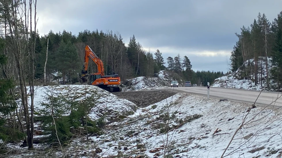 Efter en hel del avverkning har vägarbetet på väg 218 gått in i en ny fas. Idag jobbar entreprenören med att få fram berg där faunabron ska placeras.