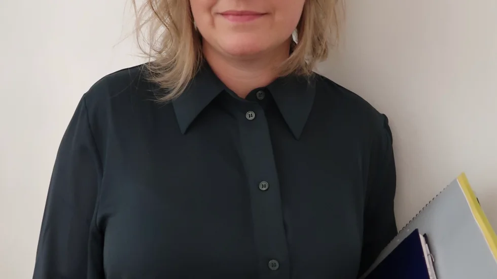 "Huvuduppdraget för mig är att leda arbetet inom invid- och familjeomsorgen genom de enhetschefer som finns. Att jobba och finnas till för de av samhällets medborgare som av olika anledningar står längst ifrån. Som de som har bekymmer med missbruk och beroende, är utsatta för våld i nära relation, barn och ungdomar som far illa, personer som inte klarar av ekonomin, personer med psyktisk ohälsa och de som har kommit till Sverige och behöver sysselsättning", berättar Michaela Lindh, ny IFO-chef på Vimmerby kommun.                            
