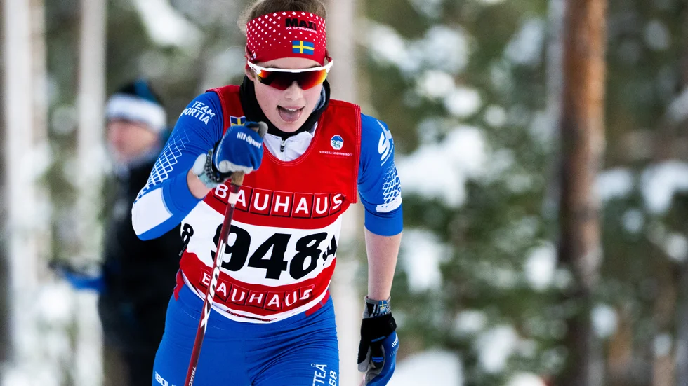 Evelina Crüsell imponerade i sprinten men slogs ut i semifinalen efter ett stavbrott.