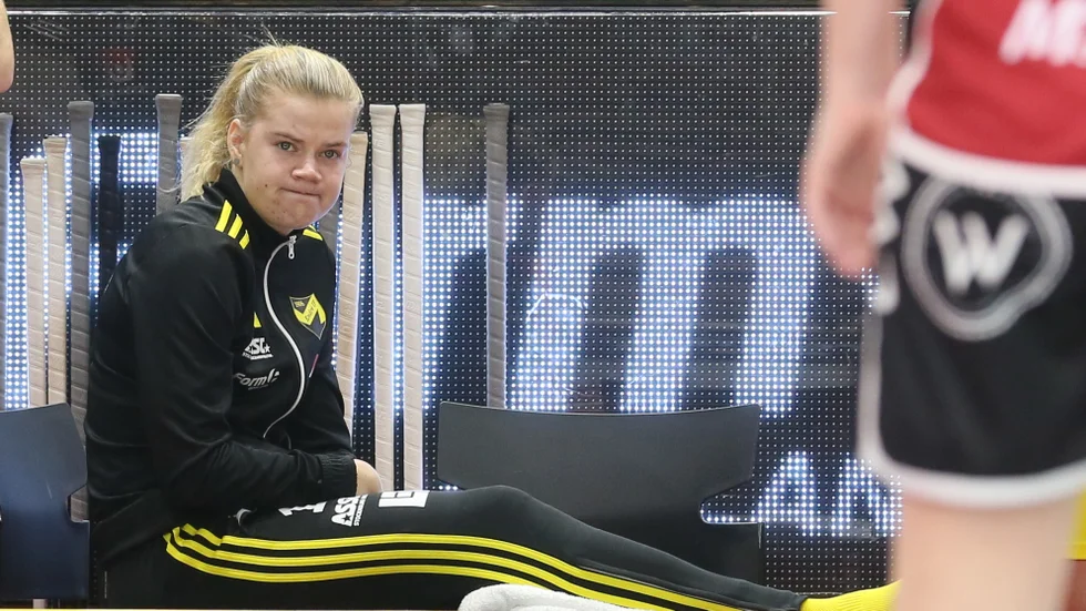 Ellen Bäckstedt tvingades kliva av planen mot Kais Mora på grund av smärtor i ena knät.