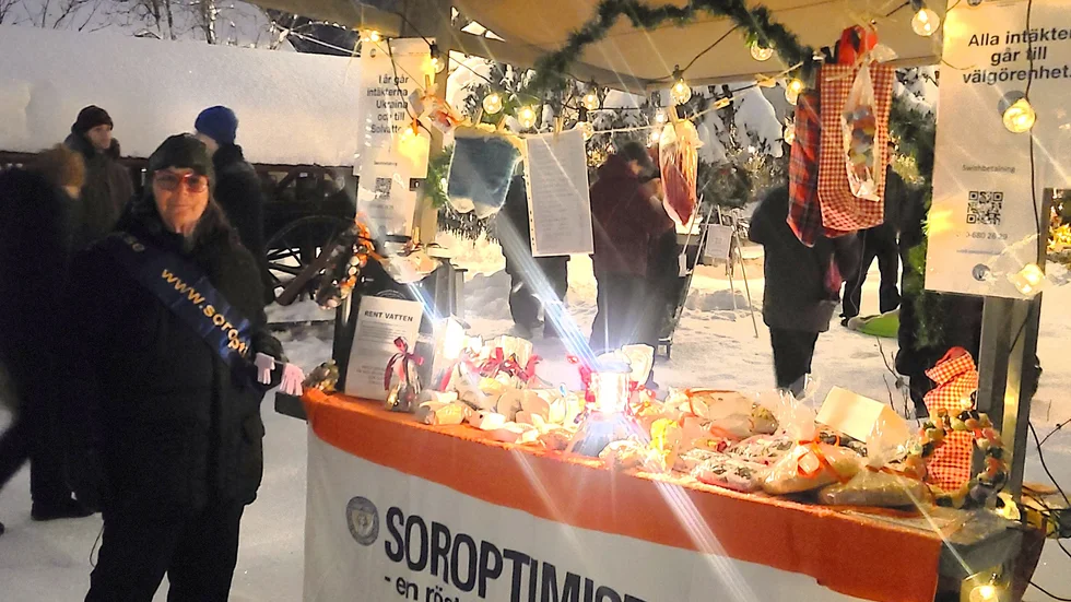 Åse Anjou under Soroptimisternas deltagande i julmarknaden på Hägnan.