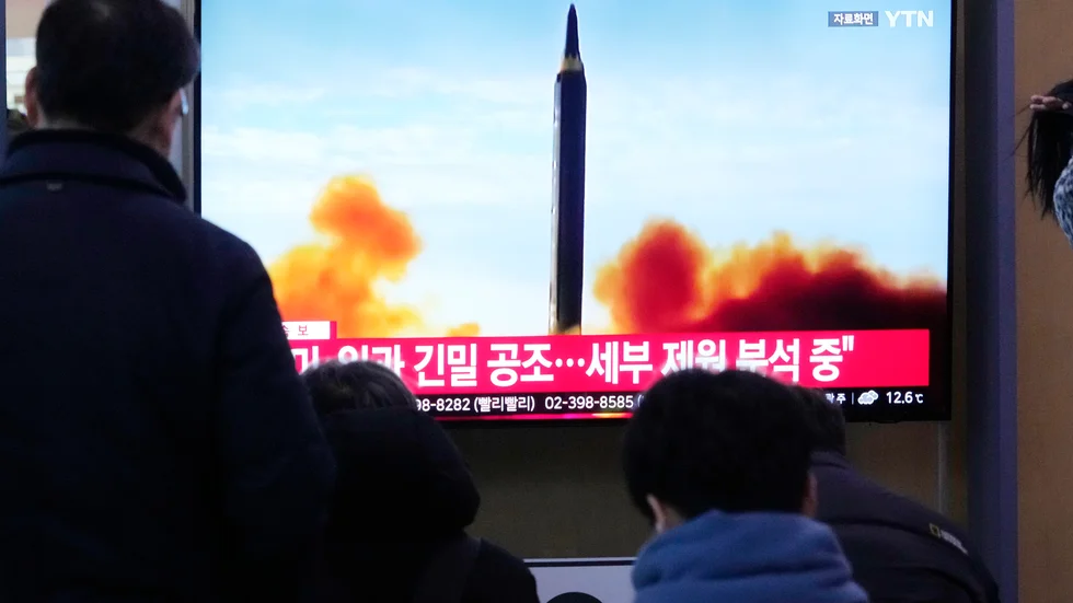 Nordkorea uppges ha avfyrat flera robotar, enligt Sydkoreas militär. På fotot syns en tidigare avfyrning på en tv-skärm i Sydkoreas huvudstad Seoul. Arkivbild.