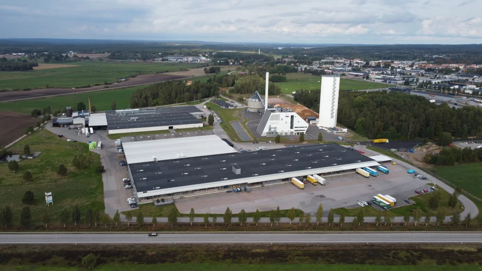 Hela industrikomplexet på Tallholmen kommer att värmas från det kommunala fjärrvärmeverket direkt intill Det står klart sedan fastighetsägaren Stenhus och Vemab träffat ett avtal om 1 600 MWh fjärrvärme årligen. Samtidigt ska Vida Packaging, en av Stenhus hyresgäster, leverera 2 500 MWh bränsle i form av spån till fjärrvärmeverket.