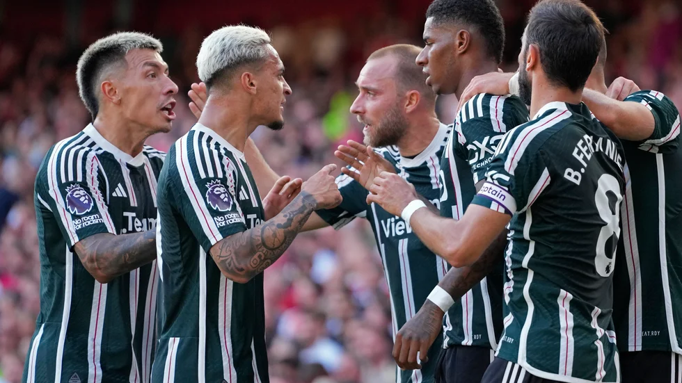 Manchester Uniteds börsvärde miljardrasade på tisdagen efter uppgifter om att ägarfamiljen Glazer beslutat att stoppa försäljningen av klubben. Arkivbild.