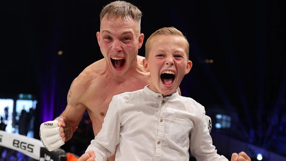 Raymond Johansson Wigardh jublar med sin son Léon efter att ha vunnit sin första proffsmatch i buren.