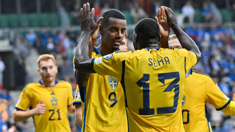 Sveriges Alexander Isak grattas av Ken Sema efter sitt 3–0-mål under lördagens EM-kvalmatch borta mot Estland. Efter den klara 5–0-seger väntar en ny viktig match för Sverige i kväll – hemma mot Österrike.