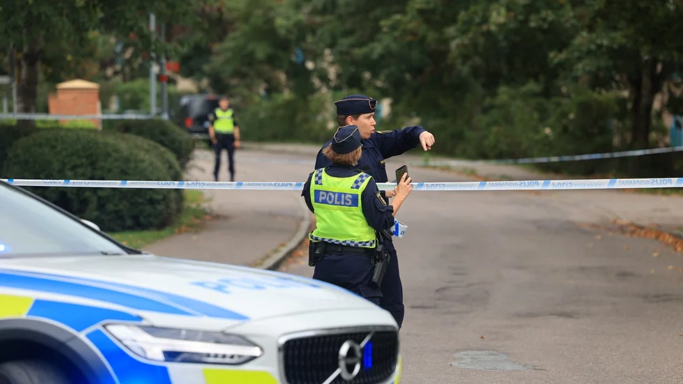Ett stort område i Stenhagen spärrades av under onsdagen efter att en misstänkt bomb placerats utanför en bostad. Eleverna i närliggande Östra Stenhagen-skolan låstes in på skolan som en säkerhetsåtgärd.