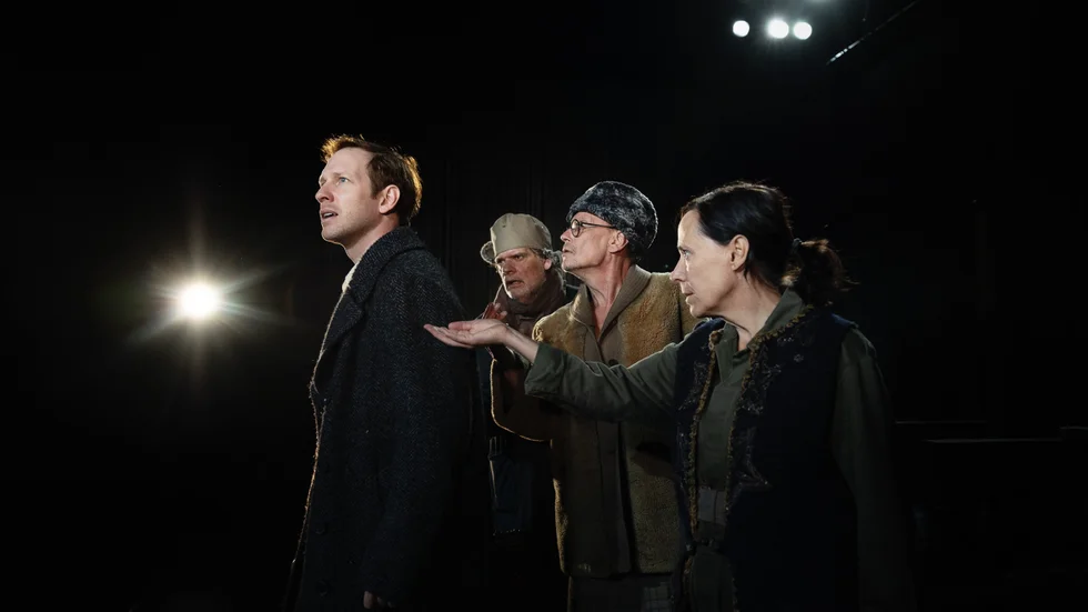 Stig Dagerman spelas av Simon Reithner (till vänster). I föreställningen medverkar också Benjamin Moliner, Richard Turpin och Åsa Forsblad Morisse.