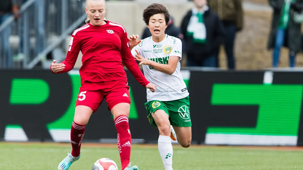 Piteås Wilma Carlsson och Hammarbys Maika Hamano under semifinalen i Svenska Cupen den 19 mars 2023 i Stockholm. 
Foto: Andreas L Eriksson / BILDBYRÅN / COP 106 / AE0100