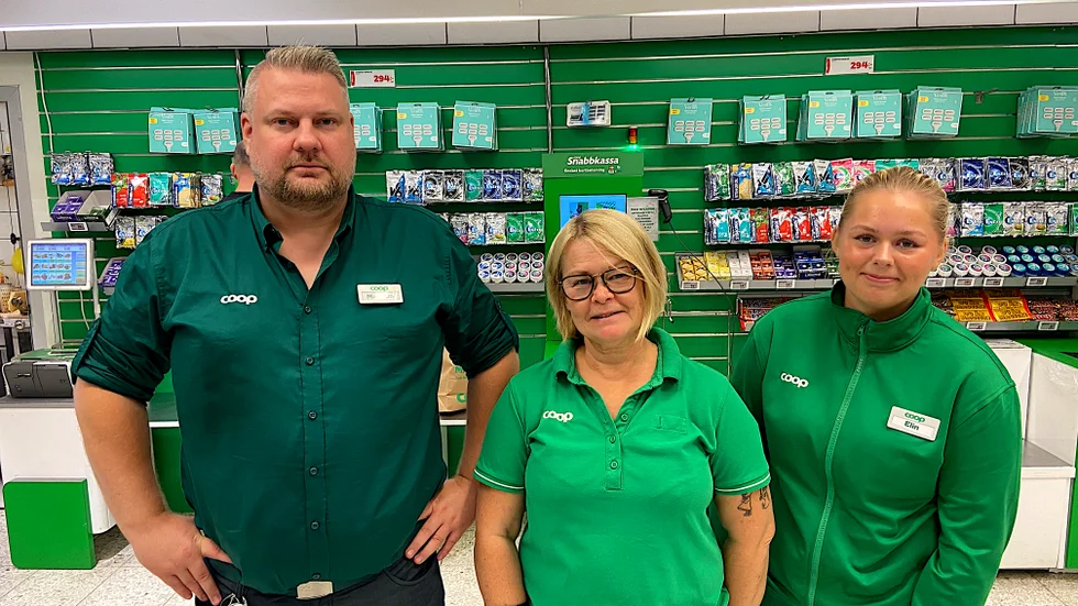 Magnus Engblom, Jane Wallander och Elin Hellström på Stora Coop har fått hyra in uniformerade väktare för personalens och kundernas trygghet.