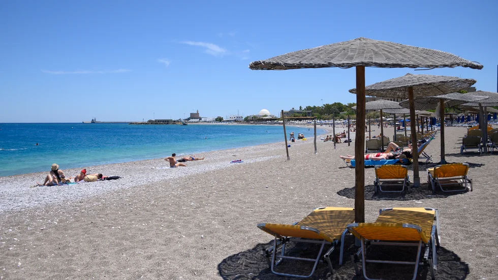 Turister på stranden i Rhodos stad. Arkivbild