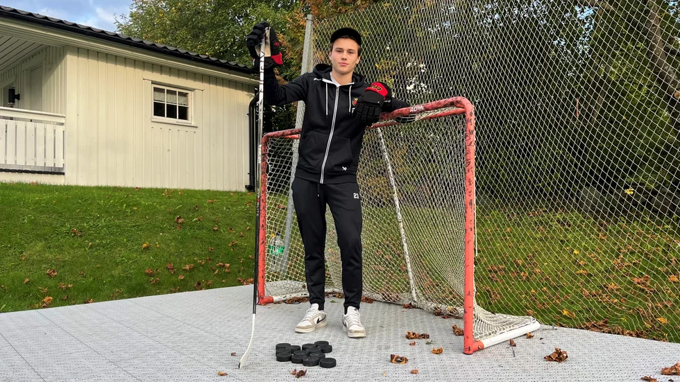 Måns Josbrant på skottrampen på gården hemma på Strömnäs. Ett ställe där han tillbringar mycket tid med klubba och puck.