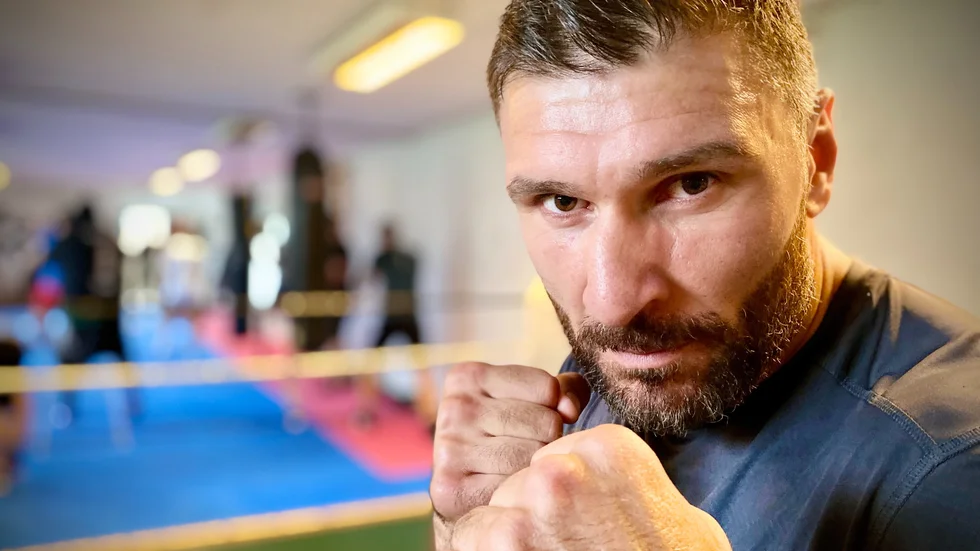 Samo Jangirov går tio ronder mot Österrikes Stefan Nikolic på lördag. Det internkontinentala WBF bältet står på spel och Katrineholmsboxaren promotas av Armand Krajnc. Tidningen hängde med på en av veckans träningar.
