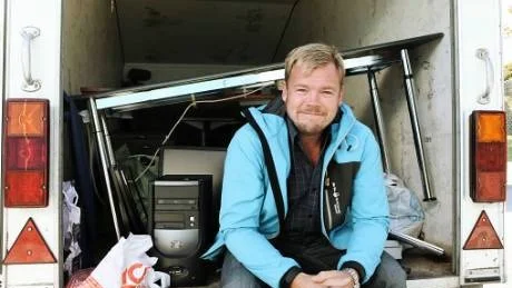 Kontoret i släpvagn. Ola Dahlberg jobbar med it-lösningar och support vid företaget Basdrift. Han var en av företagarna som fick lämna Donnerska huset inom loppet av några timmar. Nu vet han inte var han ska jobba framöver.Foto: Rolf Jönsson