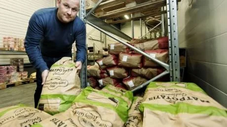 Närproducerat. Arlas Visbymejeri, Ryftes och Stora Tollby är några av de lokala producenter som levererar varor till Region Gotland. Magnus Palmgren vid Keges hoppas att de ska bli fler framöver, när nästa upphandling görs.Foto: Rolf Jönsson