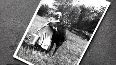 Bilden på Dagny togs efter kvällsmjölkningen en sommardag 1938, det år hon skulle fylla 20 år.