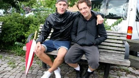 Polare. Emil Karlsson och Eelco Smits ska kolla in Visby innan de drar vidare mot livet på landet i Katthammarsvik, där Emil Karlsson kommer ifrån. foto: tobias  wallström