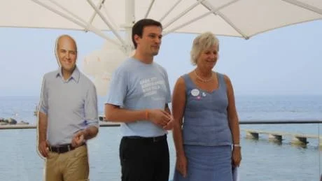 MANIFEST. Gustaf Hoffstedt och Lena Celion, kommunalråd för moderaterna, presenterar valmanifestet inför slutspurten av valrörelsen.